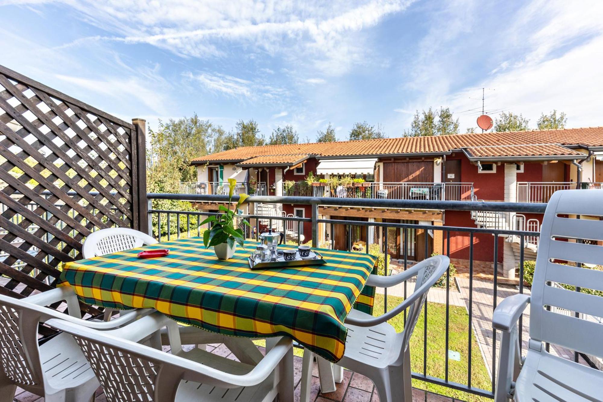 Residence La Corte Near Gardaland Кастельнуово-дель-Гарда Экстерьер фото