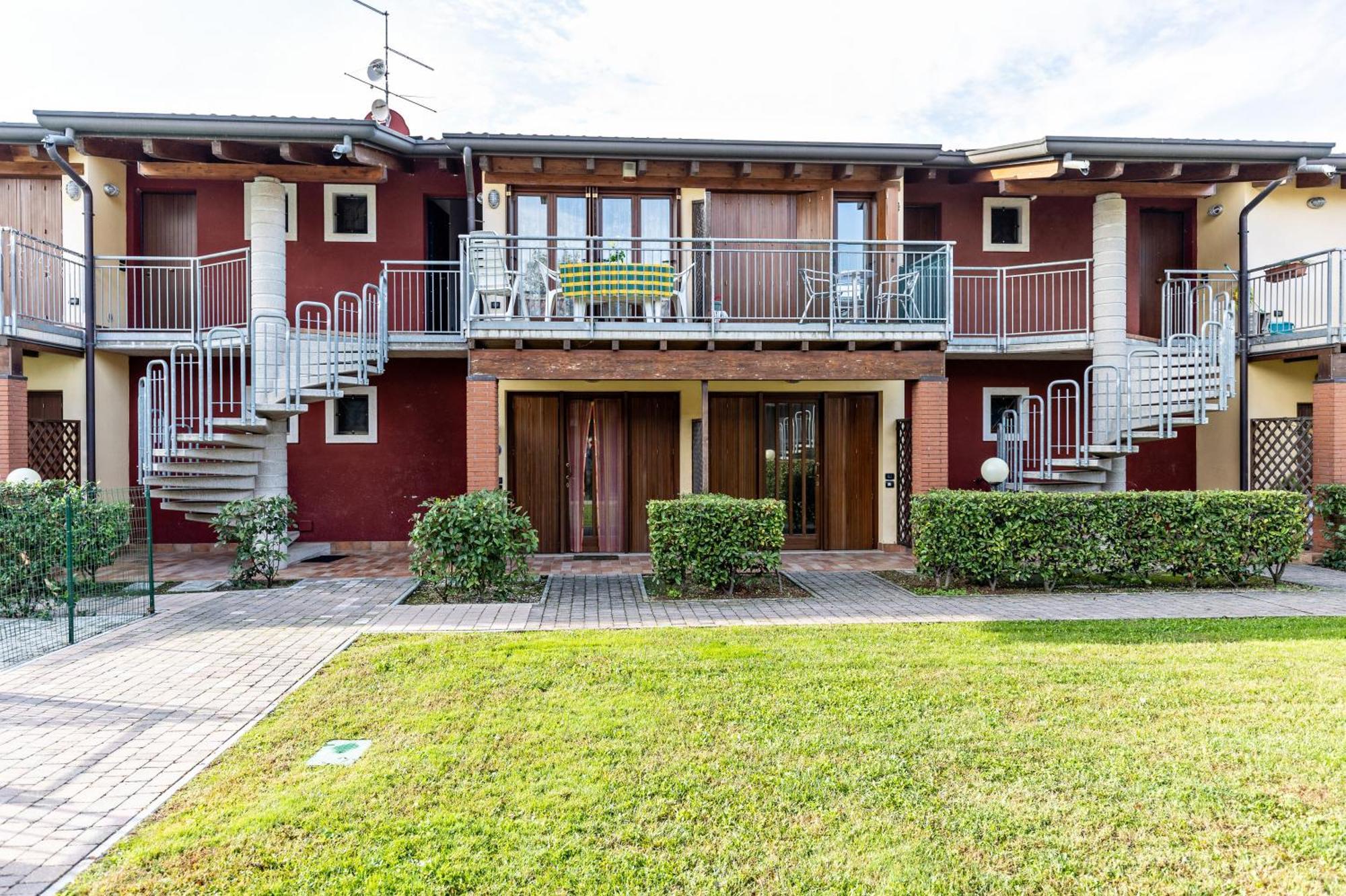 Residence La Corte Near Gardaland Кастельнуово-дель-Гарда Экстерьер фото